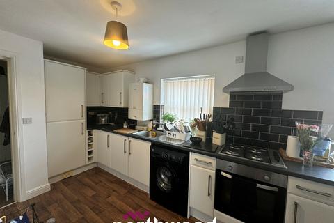 2 bedroom flat to rent, Rainbow Close, Thorne DN8