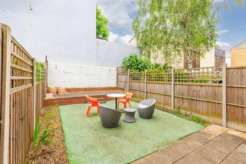 5 bedroom terraced house to rent, Keats Close, London