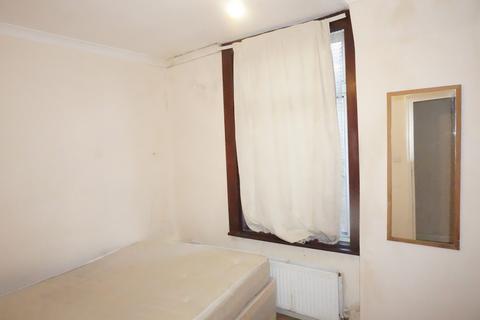 2 bedroom maisonette to rent, Pinner road, HA14EU