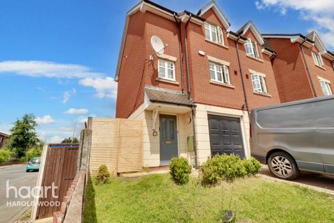 3 bedroom townhouse for sale, Pearcy Close, Romford