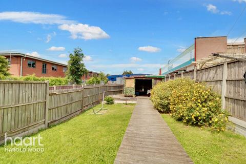 3 bedroom townhouse for sale, Pearcy Close, Romford