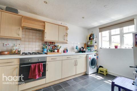 23 Pearcy Close, Harold Hill, Romford, RM3 8PW
