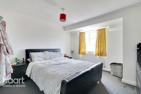 23 Pearcy Close, Harold Hill, Romford, RM3 8PW