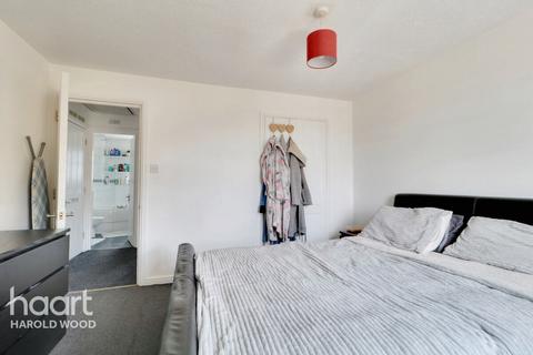 23 Pearcy Close, Harold Hill, Romford, RM3 8PW