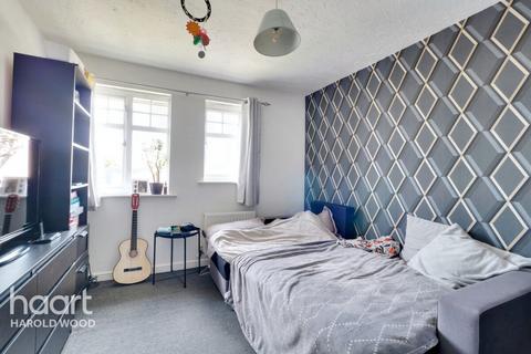 23 Pearcy Close, Harold Hill, Romford, RM3 8PW