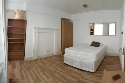 3 bedroom flat to rent, Hunter Street, London WC1N