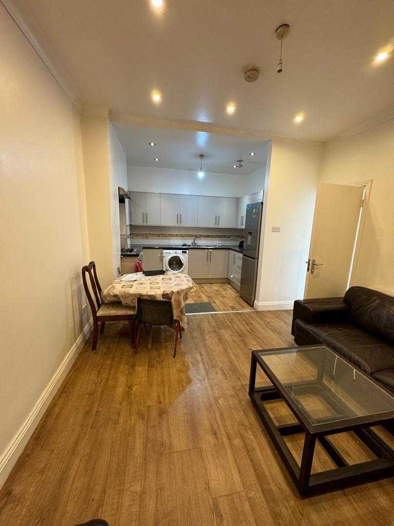A Lovely 2 Bedroom Ground Floor Flat to Let in Il