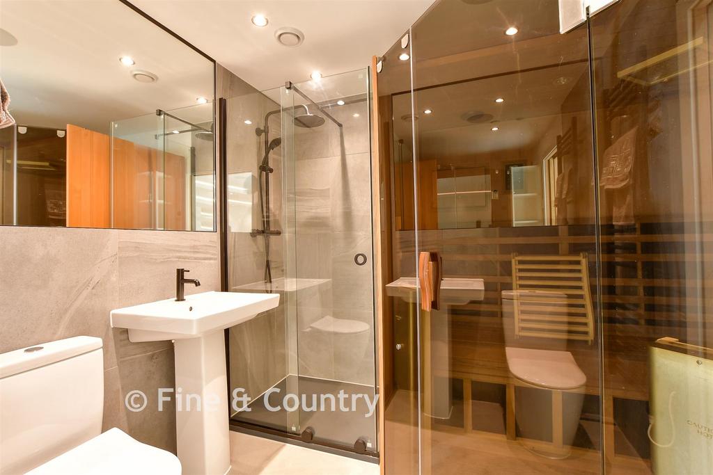 Sauna/Shower Room