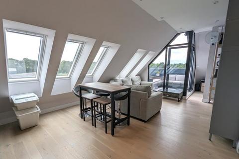 2 bedroom apartment to rent, Wells Court, Woking GU21