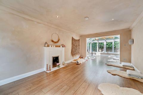 8 Newark Road, Windlesham, GU20 6NE