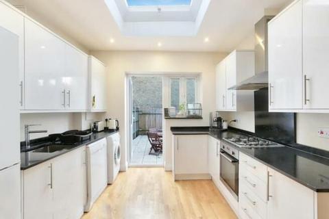 4 bedroom terraced house to rent, Mitcham Road, London SW17