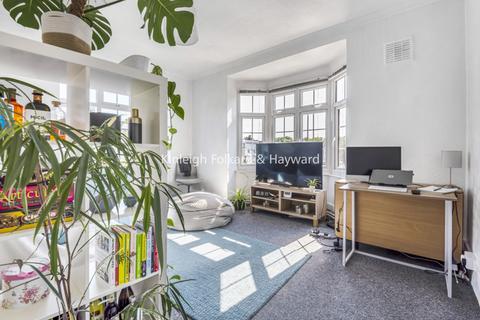 3 bedroom flat to rent, Fountain Road Tooting SW17
