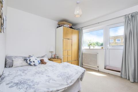 2 bedroom flat to rent, Turenne Close London SW18