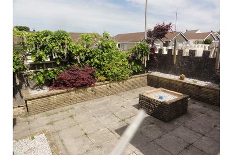 2 bedroom bungalow to rent, Penluke Close, Four Lanes, Redruth