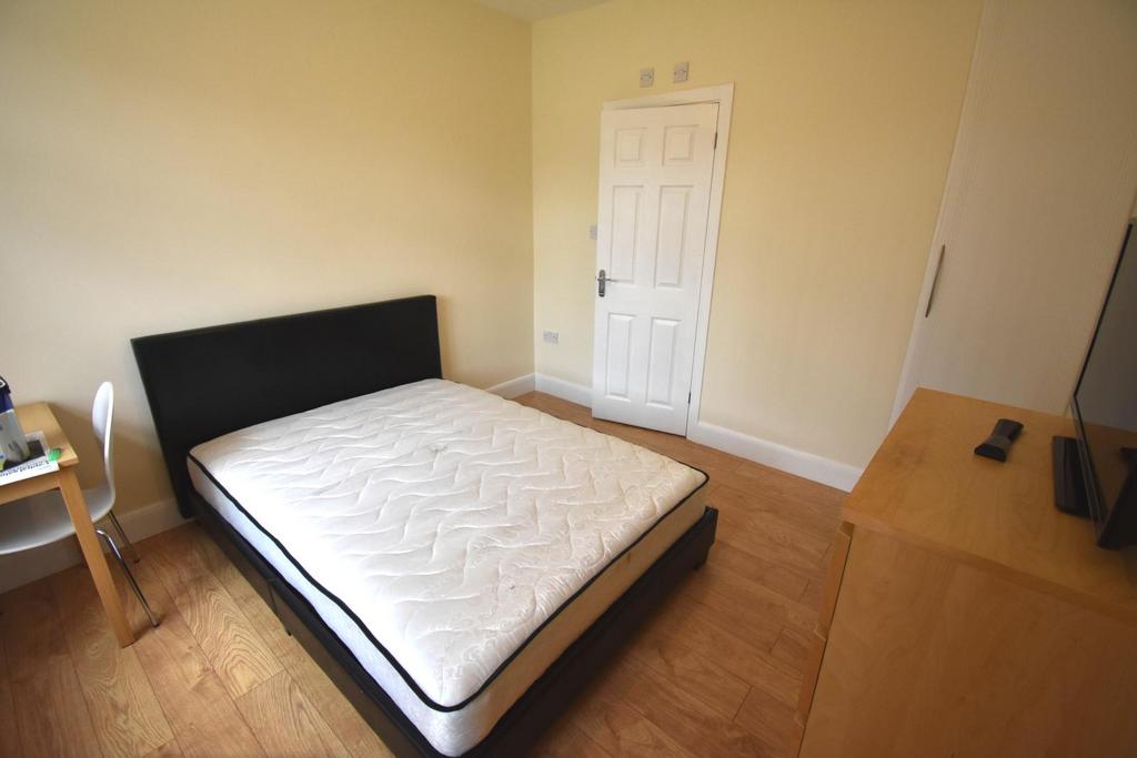1 bed room to rent Browning Way, Hounslow TW5