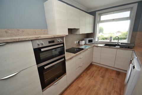 2 bedroom flat to rent, 2F Glasgow Road, Eaglesham, G76 0JQ
