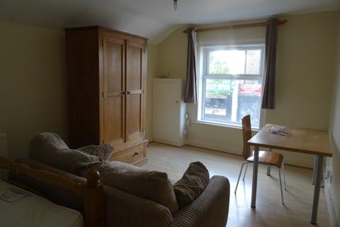 2 bedroom flat to rent, Victoria Road, Surbiton, KT6 4NR