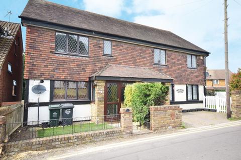 3 bedroom semi-detached house to rent, Broad Lane Dartford DA2