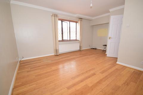 3 bedroom semi-detached house to rent, Broad Lane Dartford DA2