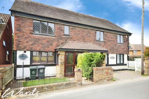 3 bedroom semi-detached house to rent, Broad Lane Dartford DA2