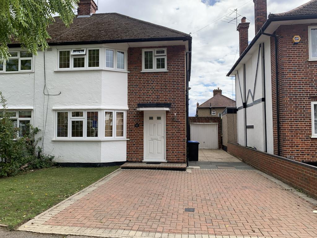 Three Bedroom Semi Detached House in Pinner