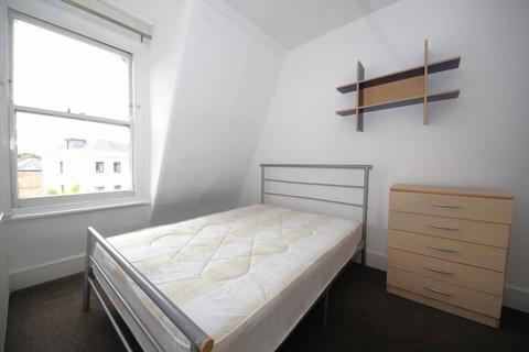 3 bedroom flat to rent, High Road, N2