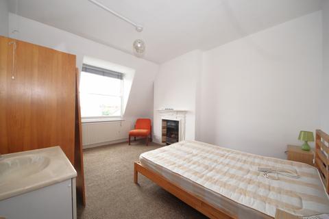 3 bedroom flat to rent, High Road, N2