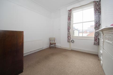 3 bedroom flat to rent, High Road, N2