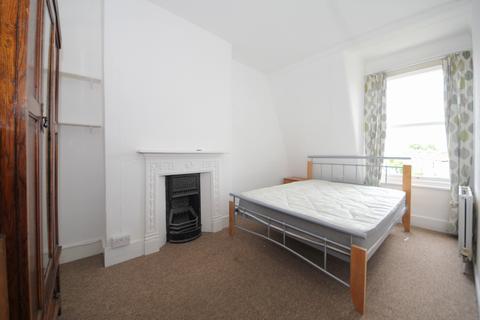 3 bedroom flat to rent, High Road, N2