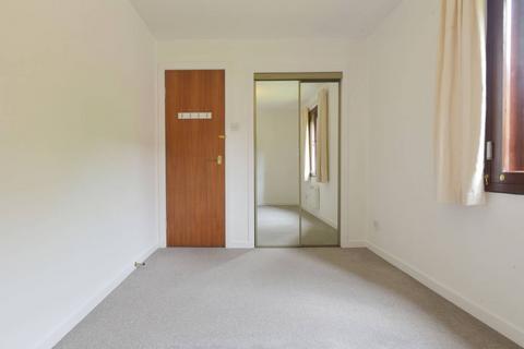 10/2 Sheriff Park, Edinburgh, EH6 6DY