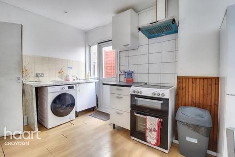 1 bedroom in a house share to rent, Lenham Road, Thornton heath