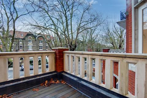 4 bedroom flat to rent, HAMPSTEAD HEIGHTS, FITZJOHNS AVENUE, London, NW3