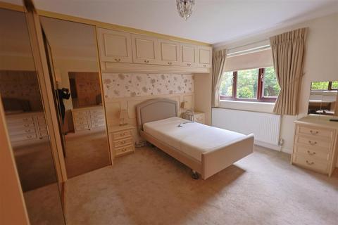 2 bedroom ground floor flat for sale, Goodwood Close, Stanmore, Middlesex, HA7