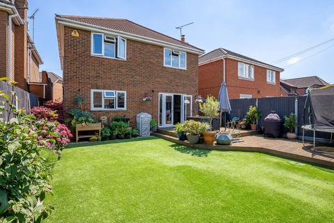 4 bedroom detached house for sale, Derventer Avenue, Canvey Island, SS8