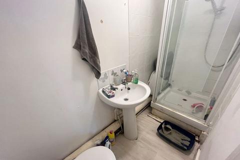 Studio to rent, Studio Flat Robinson Road London 116,  Robinson Road, London