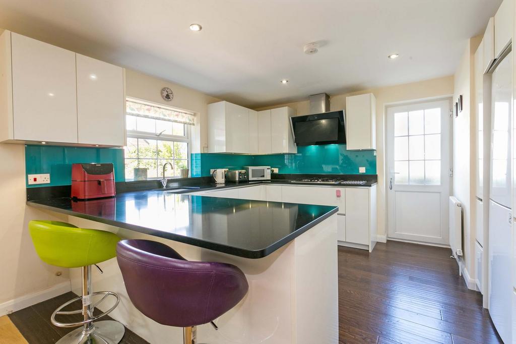 College Road, Maidenhead SL6 4 bed detached house for sale £1,000,000