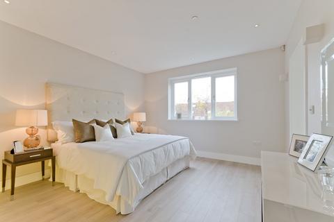 4 bedroom semi-detached house to rent, Pembroke Gardens, London, SW14