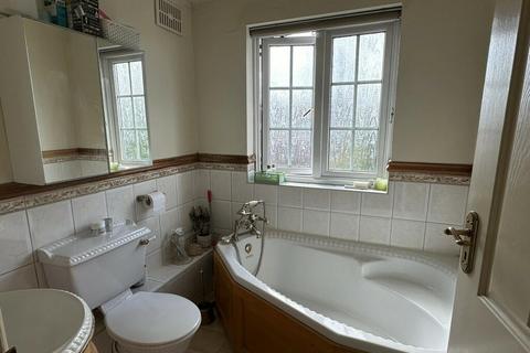 3 bedroom end of terrace house to rent, Burnham Gardens, Hounslow TW4