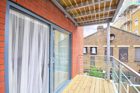 Studio to rent, Burdett Road, Mile End, London, E3