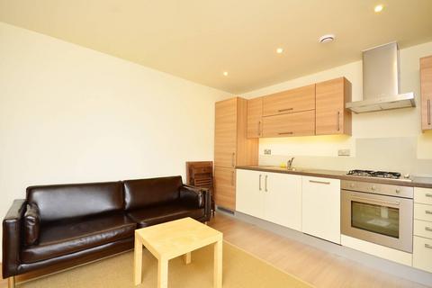 Studio to rent, Burdett Road, Mile End, London, E3