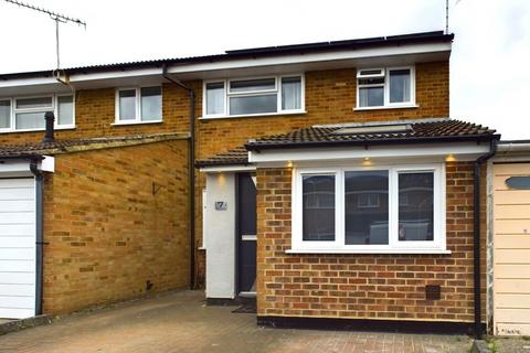 4 bedroom semi-detached house to rent, Carnation Close Chelmsford