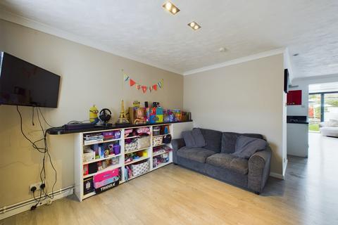 4 bedroom semi-detached house to rent, Carnation Close Chelmsford