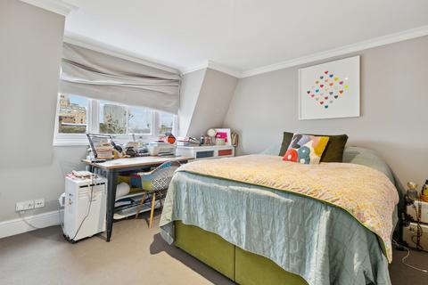 3 bedroom flat to rent, Marloes Road, Kensington, London
