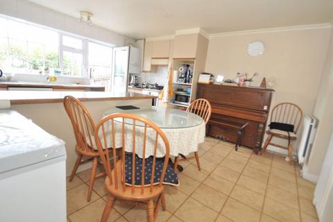 undefined, Spacious living Close to New Malden's Bustling Centre