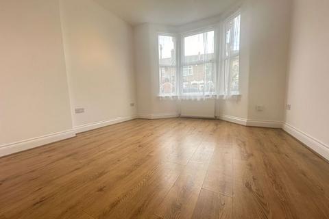 2 bedroom apartment to rent, Clarence Road, Enfield