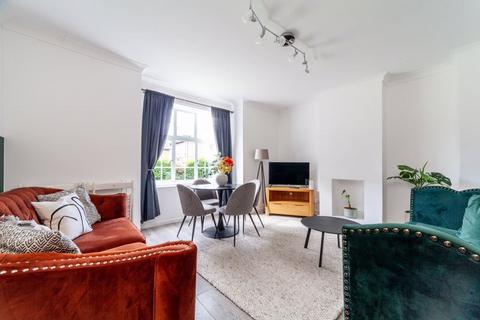 3 bedroom flat to rent, 3 bed + Living space with garden in SW15