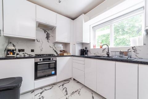 3 bedroom flat to rent, 3 bed + Living space with garden in SW15