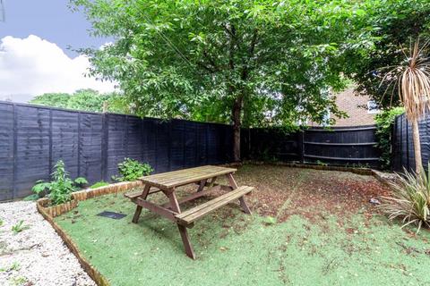 3 bedroom flat to rent, 3 bed + Living space with garden in SW15
