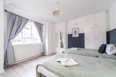 3 bedroom flat to rent, 3 bed + Living space with garden in SW15