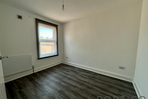 2 bedroom apartment to rent, Chesterton Terrace | E13